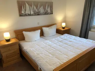 Ein Bett oder Betten in einem Zimmer der Unterkunft Hus Sünnschien Wg 1