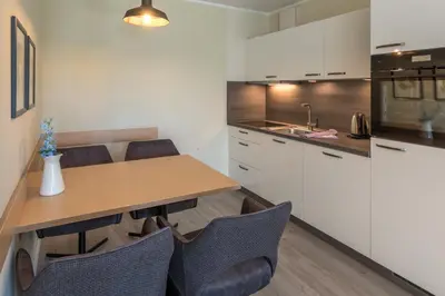 Küche/Küchenzeile in der Unterkunft Frisch modernisierte 5 Sterne Ferienwohnung Godewind an der Seebrücke