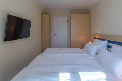 Ein Bett oder Betten in einem Zimmer der Unterkunft Frisch modernisierte 5 Sterne Ferienwohnung Godewind an der Seebrücke