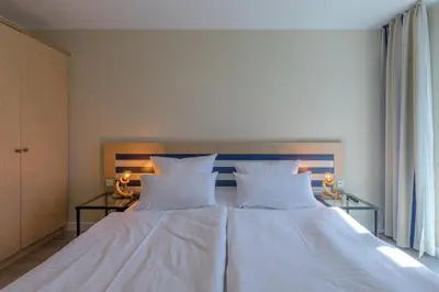 Ein Bett oder Betten in einem Zimmer der Unterkunft Frisch modernisierte 5 Sterne Ferienwohnung Godewind an der Seebrücke