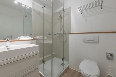 Ein Badezimmer in der Unterkunft 5-Sterne-Ferienwohnung - Windflüchter an der Seebrücke