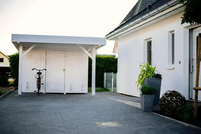 Das Gebäude in dem sich das Ferienhaus befindet