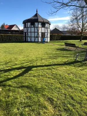 Ein Garten an der Unterkunft Ferienwohnung am Storchnest