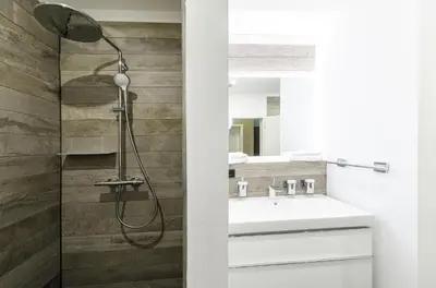 Ein Badezimmer in der Unterkunft 5 Sterne Apartment Humboldtsuite - Seefahrtschule Wustrow