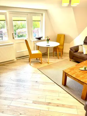Ein Sitzbereich in der Unterkunft Zur Alten Boddenfischerei Ferienwohnung HeideZauber