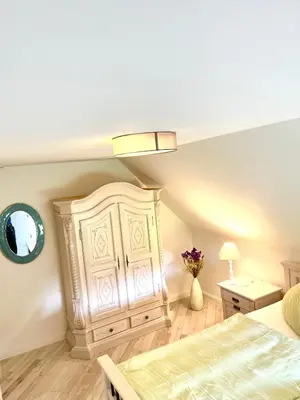 Ein Bett oder Betten in einem Zimmer der Unterkunft Zur Alten Boddenfischerei Ferienwohnung HeideZauber