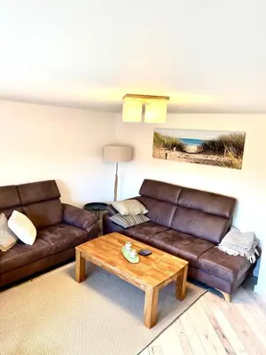 Ein Sitzbereich in der Unterkunft Zur Alten Boddenfischerei Ferienwohnung HeideZauber