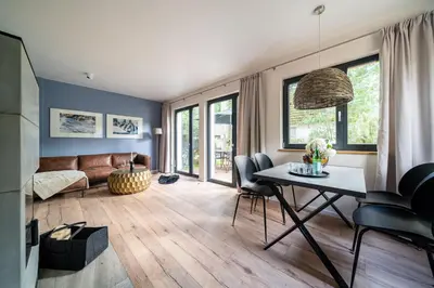 Ein Sitzbereich in der Unterkunft Haus Schlehe - Sauna, Kamin & waldnah