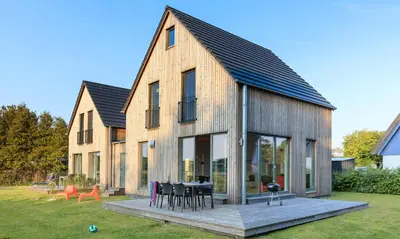 Das Gebäude in dem sich das Ferienhaus befindet