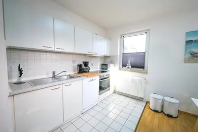 Küche/Küchenzeile in der Unterkunft Ferienwohnungen Meerfarbig Zingst - HAUSTIERFREI -Terrasse mit Strandkorb oder Balkon - Glasfaser - Parkplatz - Fahrradschuppen - Waschtrockner - E-Ladesäule- ruhig und zentral - Nichtraucher