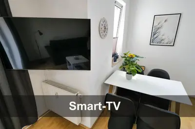 TV/Unterhaltungsangebot in der Unterkunft Ferienwohnungen Meerfarbig Zingst - HAUSTIERFREI -Terrasse mit Strandkorb oder Balkon - Glasfaser - Parkplatz - Fahrradschuppen - Waschtrockner - E-Ladesäule- ruhig und zentral - Nichtraucher