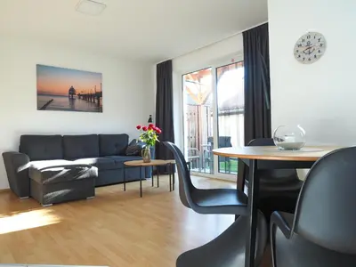 Ein Sitzbereich in der Unterkunft Ferienwohnungen Meerfarbig Zingst - HAUSTIERFREI -Terrasse mit Strandkorb oder Balkon - Glasfaser - Parkplatz - Fahrradschuppen - Waschtrockner - E-Ladesäule- ruhig und zentral - Nichtraucher