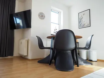 TV/Unterhaltungsangebot in der Unterkunft Ferienwohnungen Meerfarbig Zingst - HAUSTIERFREI -Terrasse mit Strandkorb oder Balkon - Glasfaser - Parkplatz - Fahrradschuppen - Waschtrockner - E-Ladesäule- ruhig und zentral - Nichtraucher