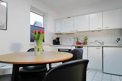 Küche/Küchenzeile in der Unterkunft Ferienwohnungen Meerfarbig Zingst - HAUSTIERFREI -Terrasse mit Strandkorb oder Balkon - Glasfaser - Parkplatz - Fahrradschuppen - Waschtrockner - E-Ladesäule- ruhig und zentral - Nichtraucher