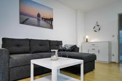 Ein Sitzbereich in der Unterkunft Ferienwohnungen Meerfarbig Zingst - HAUSTIERFREI -Terrasse mit Strandkorb oder Balkon - Glasfaser - Parkplatz - Fahrradschuppen - Waschtrockner - E-Ladesäule- ruhig und zentral - Nichtraucher