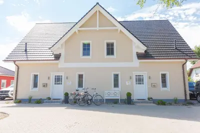 Das Gebäude in dem sich das Ferienhaus befindet