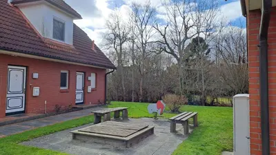 Ein Garten an der Unterkunft Apartment Prerower Straße