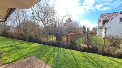 Ein Garten an der Unterkunft Apartment Prerower Straße