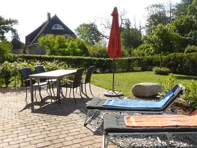 Ein Garten an der Unterkunft Boddenparadies - Baltija