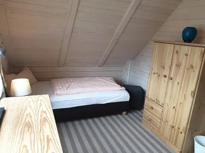 Ein Bett oder Betten in einem Zimmer der Unterkunft Blockhaus - de lüt holt hus