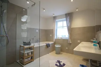 Ein Badezimmer in der Unterkunft Admirals Corner Lee