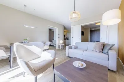 Ein Sitzbereich in der Unterkunft Ferienwohnung Sonnenberg- 5-Sterne Komfort mit Blick auf Ostsee und Bodden