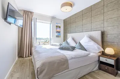 Ein Bett oder Betten in einem Zimmer der Unterkunft Ferienwohnung Sonnenberg- 5-Sterne Komfort mit Blick auf Ostsee und Bodden