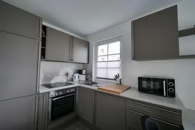 Küche/Küchenzeile in der Unterkunft OstseeLagune Zingst, exklusive DHH, strandnah, Sauna, Kamin, 3 SZ, 2 Bäder, Glasfaser, HAUSTIERFREI, Garten mit Südterrasse, E-Ladesäule, 2 Stellplätze, Strandkorb, Fahrradschuppen, Waschmaschine, Trockner, Nichtraucher