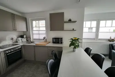 Küche/Küchenzeile in der Unterkunft OstseeLagune Zingst, exklusive DHH, strandnah, Sauna, Kamin, 3 SZ, 2 Bäder, Glasfaser, HAUSTIERFREI, Garten mit Südterrasse, E-Ladesäule, 2 Stellplätze, Strandkorb, Fahrradschuppen, Waschmaschine, Trockner, Nichtraucher