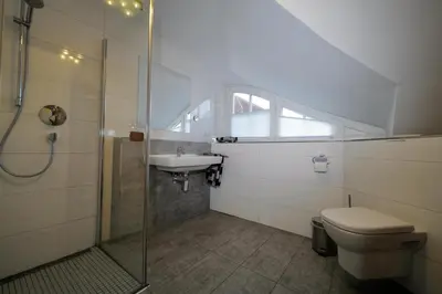 Ein Badezimmer in der Unterkunft OstseeLagune Zingst, exklusive DHH, strandnah, Sauna, Kamin, 3 SZ, 2 Bäder, Glasfaser, HAUSTIERFREI, Garten mit Südterrasse, E-Ladesäule, 2 Stellplätze, Strandkorb, Fahrradschuppen, Waschmaschine, Trockner, Nichtraucher