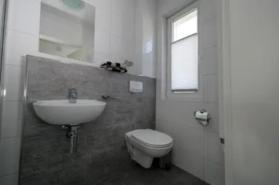 Ein Badezimmer in der Unterkunft OstseeLagune Zingst, exklusive DHH, strandnah, Sauna, Kamin, 3 SZ, 2 Bäder, Glasfaser, HAUSTIERFREI, Garten mit Südterrasse, E-Ladesäule, 2 Stellplätze, Strandkorb, Fahrradschuppen, Waschmaschine, Trockner, Nichtraucher