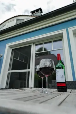 Getränke in der Unterkunft OstseeLagune Zingst, exklusive DHH, strandnah, Sauna, Kamin, 3 SZ, 2 Bäder, Glasfaser, HAUSTIERFREI, Garten mit Südterrasse, E-Ladesäule, 2 Stellplätze, Strandkorb, Fahrradschuppen, Waschmaschine, Trockner, Nichtraucher
