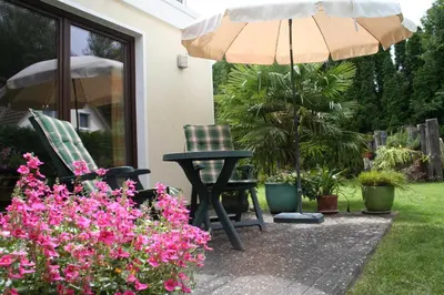 Ein Garten an der Unterkunft Am Norderfeld EG