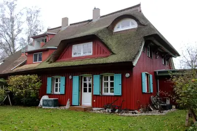 Das Gebäude in dem sich das Ferienhaus befindet