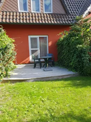 Ein Garten an der Unterkunft Ferienzimmer Hühnernest Hirtenweg 3