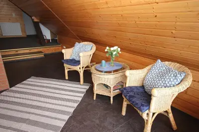 Ein Sitzbereich in der Unterkunft Ferienwohnung Hinz