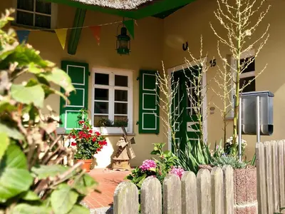 Ein Garten an der Unterkunft Im Reetdachhaus