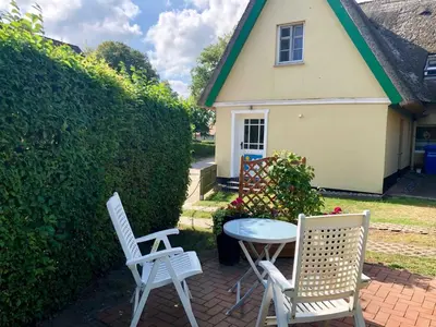 Ein Garten an der Unterkunft Im Reetdachhaus