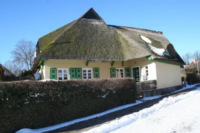 Das Gebäude in dem sich das Ferienhaus befindet