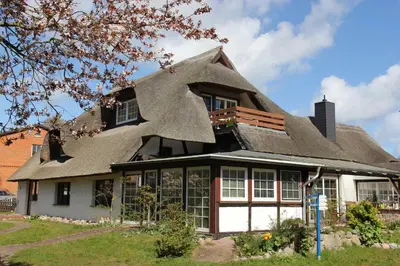 Das Gebäude in dem sich das Ferienhaus befindet