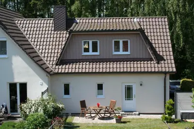 Ein Garten an der Unterkunft Am Küstenwald