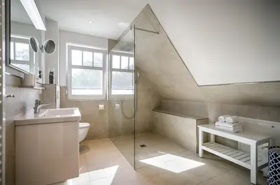 Ein Badezimmer in der Unterkunft Traumhaus Auri in Prerow Ostsee auf dem Darß mit Kamin und Sauna und Garten