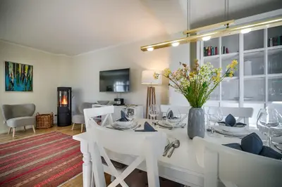 Ein Sitzbereich in der Unterkunft Traumhaus Auri in Prerow Ostsee auf dem Darß mit Kamin und Sauna und Garten