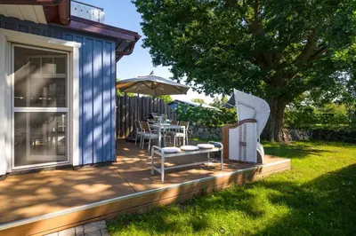 Ein Garten an der Unterkunft Traumhaus Auri in Prerow Ostsee auf dem Darß mit Kamin und Sauna und Garten