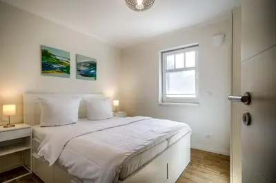 Ein Bett oder Betten in einem Zimmer der Unterkunft Traumhaus Auri in Prerow Ostsee auf dem Darß mit Kamin und Sauna und Garten
