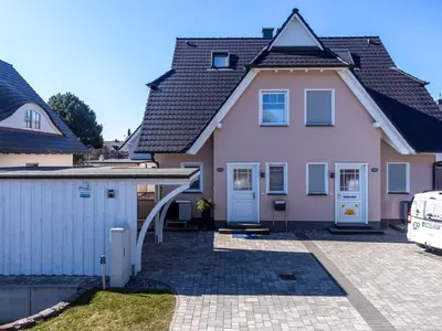 Das Gebäude in dem sich das Ferienhaus befindet