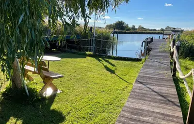 Blick auf einen Fluss in der Nähe des Ferienhauses