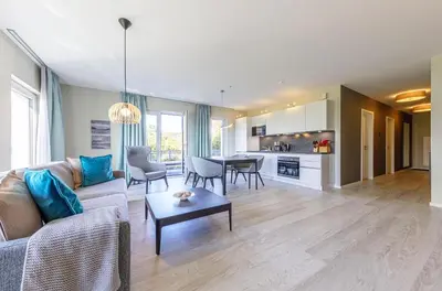 Ein Sitzbereich in der Unterkunft Ferienwohnung Meersinn in Wustrow-Komfort und Wellness in Strandnähe