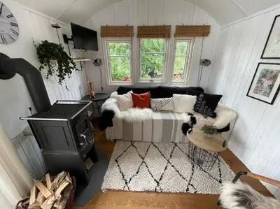Ein Sitzbereich in der Unterkunft Tiny House Ostsee # Naturwerk