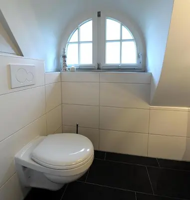 Ein Badezimmer in der Unterkunft Forsthaus, exclusives 5-Sterne Reetdachhaus für 6 Personen in Fuhlendorf